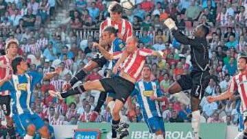 <b>BUENA DISPUTA. </b> Javi Martínez logra cabecear pese al forcejeo con Iván Alonso. Kameni, que llegó tarde, pudo rehacerse.