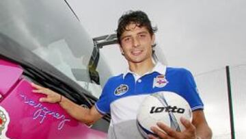 <b>EN AUTOBÚS. </b>Jesús Vázquez, titular indiscutible esta temporada, junto al autocar en el que viajó ayer el Deportivo a Madrid.