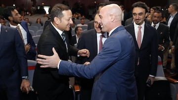 Anil Murthy y Luis Rubiales se saludan durante el sorteo de la Supercopa que se realizó en Las Rozas.