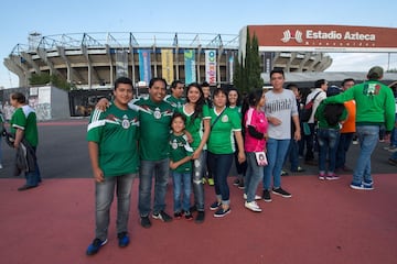 Así se vive el ambiente en el Estadio Azteca para el duelo eliminatorio entre la selección mexicana y el conjunto catracho rumbo a Rusia 2018.