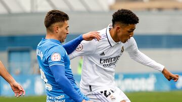 Álvaro Rodríguez pugna con Sotillos por un balón, durante el Fuenlabrada - Real Madrid Castilla.