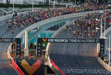 Sol, frío y sin viento. A priori, las condiciones perfectas para correr un maratón. A las 8.15 se dio el pistoletazo de salida de las 43ª edición del Maratón Valencia donde cerca de 33.000 corredores de 143 nacionalidades diferentes se han echado a las calles de la ciudad para disfrutar de una de las pruebas más rápidas.