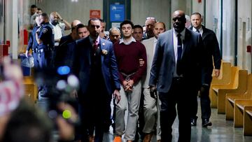 Luigi Mangione, sospechoso de asesinar a tiros al CEO de UnitedHealthcare, Brian Thompson, se declara “no culpable” de los cargos.