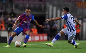 Serginho Dest intenta sacar el balón jugado ante Barrenetxea.