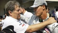 Norbert Haug, ex director deportivo de la escuder&iacute;a Mercedes, abrazando al piloto alem&aacute;n Michael Schumacher.