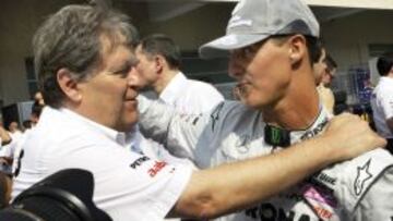 Norbert Haug, ex director deportivo de la escuder&iacute;a Mercedes, abrazando al piloto alem&aacute;n Michael Schumacher.