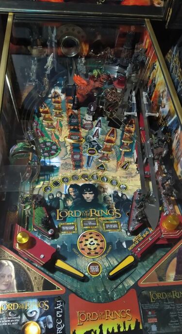 Así es el espectacular pinball retro de ‘El Señor de los Anillos’ que se vende por una fortuna en Wallapop