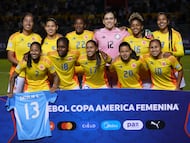 AMDEP8357. QUITO (ECUADOR), 16/07/2025.- Jugadoras de Colombia forman este miércoles, previo a un partido de la fase de grupos de la Copa América Femenina entre Venezuela y Colombia en el estadio Gonzalo Pozo Ripalda en Quito (Ecuador). EFE/ Vicente Costales