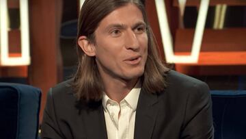 Atlético Madrid defender Filipe Luis solves Rubik's cube during TV interview