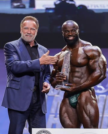 El representante de Reino Unido, el nigeriano Samson Dauda ha ganado el Mr. Olympia 2024. Nacido el 11 de marzo de 1992 en Nigeria comenzó su viaje en el culturismo en 2014, compitiendo en su primer espectáculo local en el Reino Unido.