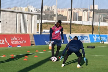 El entrenador colombiano, Reinaldo Rueda, realizó el primer entrenamiento con los jugadores convocados del FPC al microciclo que se lleva a cabo en la Sede Deportiva de la Federación Colombiana de Fútbol. 