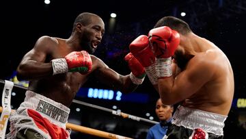 Terence Crawford retiene su OMB welter ante David Avanesyan.