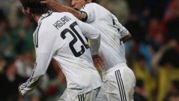 <b>POSIBLE DELANTERA</b>. Raúl e Higuaín podrían formar la dupla atacante contra el Mallorca