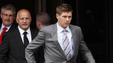 El capitán del Liverpool, Steven Gerrard, ha sido absuelto del cargo por agresión al encargado de la música en un club nocturno, por el tribunal de Liverpool, según anunció ''Press Association''.