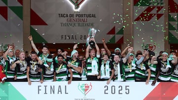 Los jugadores del Sporting con la Taça.