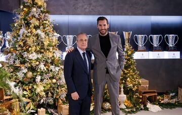 Florentino Pérez y Rudy Fernández posan durante el mensaje navideño de 2022.