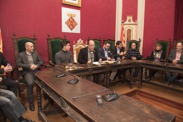 El alcalde de Cervera Ramón Royes y los miembros del consistorio han recibido al piloto en la sala de plenos del ayuntamiento.

