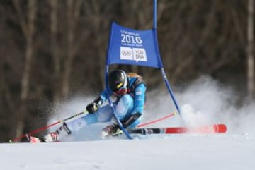 La esquiadora argentina Francesca Baruzzi perdi車 un esqu赤 y se cay車 tras chocar contra una puerta en los Juegos Ol赤mpicos de Invierno de la Juventud de Lillehammer.