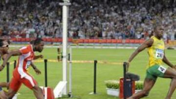 <b>INFINITAMENTE SUPERIOR. </b>Usain Bolt salta tras llegar a la meta en la final olímpica de Pekín, en la que batió el récord mundial. El jamaicano se mostró muy superior.