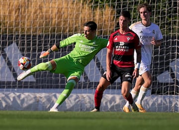Lucas Cañizares pone en juego el balón en el Castilla-Mirandés de pretemporada.