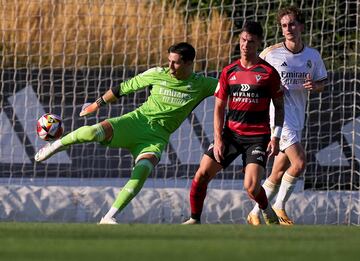 Lucas Ca?izares pone en juego el bal¨®n en el Castilla-Mirand¨¦s de pretemporada.