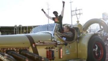 <b>FESTEJO INICIAL. </b>Bolt, a bordo de un espectacular coche antes de que comenzase la reunión.