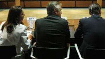 <b>DISTANTES. </b>Astiazarán y Kiko Catalán, en primer término, se sentaron enfrente de la AFE encabezada por su vicepresidente Jesús Díaz. Posturas muy alejadas.