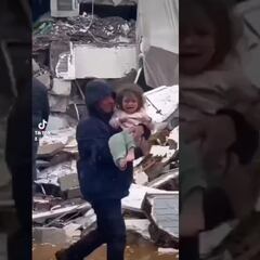 Vídeo: Niños y adultos siguen siendo rescatados de escombros en Turquía y Siria