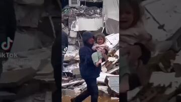 Vídeo: Niños y adultos siguen siendo rescatados de escombros en Turquía y Siria