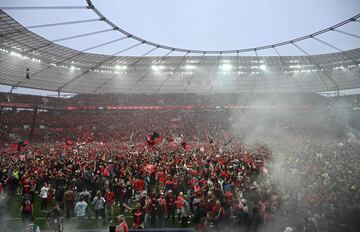 Los aficionados del Bayer Leverkusen invadieron en masa el césped del BayArena tas finalizar el encuentro y celebrar el primer título en la Bundesliga de su equipo.