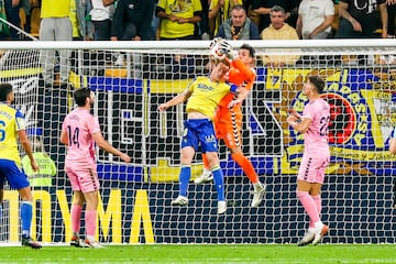 Álex Fernández en una disputa con Dani Martín en el encuentro de hoy de la segunda ronda de la Copa del Rey que enfrentaba al Cádiz CF y al Eldense.