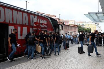Los jugadores llegando al hotel de Lisboa. 