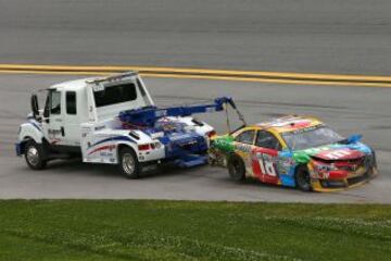 Carrera en la pista de Talladega en Alabama, uno de los óvalos más rápidos y largos de la temporada con más de 4,1 km. En dicha pista, como en Daytona, las velocidades son muy altas, debido tanto a su longitud como a sus peraltes; por tanto en todas las categorías se le colocan dos placas restrictoras de velocidad, sobre todo en la boca del carburador, impidiendo que el motor desarrolle más caballaje dejando a los vehículos con la mitad de la potencia de los motores.