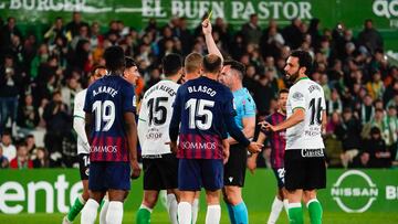 Tarjeta amarilla a Vilarrasa, del Huesca, en Santander.