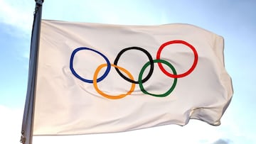 TOKIO, JAPÓN - 21 DE JULIO: Se muestra una bandera olímpica en el estadio de hockey Oi antes de los Juegos Olímpicos de Tokio 2020 el 21 de julio de 2021 en Tokio, Japón.