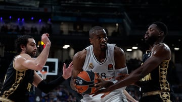 Serge Ibaka protege un balón ante dos jugadores del Mónaco, en el partido de Euroliga entre el Real Madrid y AS Mónaco.