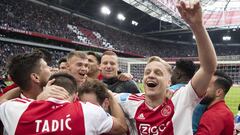 Donny van de Beek celebra el final del partido ante el Utrecht.