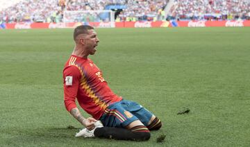 Sergio Ramos celebra el 1-0 de Sergey Ignashevich en propia puerta.