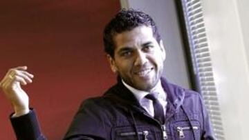 Dani Alves: "Hay muchos que ya tiran cohetes"