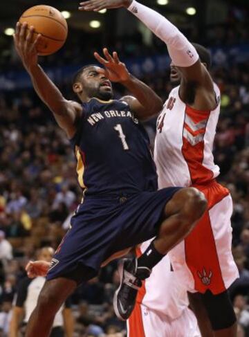 Tyreke Evans (Pelicans) intenta anotar pese a la oposición de Patrick Patterson (Raptors).