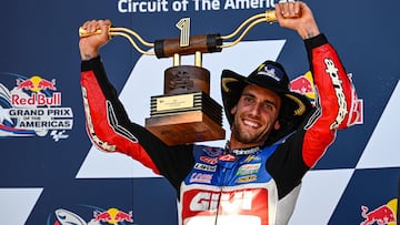 El piloto español de Honda, Álex Rins, con el trofeo y el sombrero de cowboy que le acredita como el ganador del Gran Premio de Las Américas.