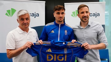 29/07/2025 PRESENTACION ALEX FORES COMO NUEVO JUGADOR REAL OVIEDO
DIRECTOR DEPORTIVO ROBERTO SUAREZ DIRECTOR GENERAL AGUSTIN LLEIDA