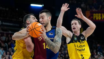 GRAF2134. BARCELONA, 09/03/2025.- El pívot del Barcelona Willy Hernangómez (c) controla la pelota ante la oposición de Shermadini (i), del Tenerife, durante el partido de Liga Endesa disputado este domingo en el Palau Blaugrana. EFE/Alejandro Garcia