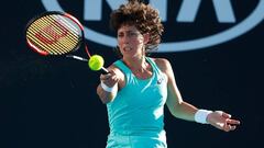 Carla Su&aacute;rez saca durante su partido ante la estonia Kaia Kanepi en el Open de Australia.