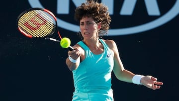 Carla Su&aacute;rez saca durante su partido ante la estonia Kaia Kanepi en el Open de Australia.