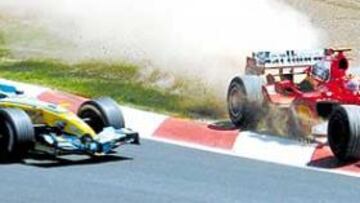 <b>POR LA HIERBA. </b>Los problemas de neumáticos en el Ferrari pusieron al alemán en una situación muy comprometida en el circuito de Montmeló. Después vendría su abandono.