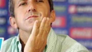 <B>HASTA DESCALZO.</B> El técnico maño aseguró que Ronaldinho jugaría bien hasta sin botas, aunque espera que no haga un buen partido.