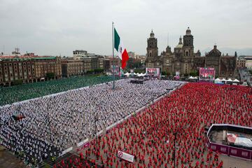 La clase se ha desarrollado en el Zócalo, la plaza central de la ciudad de México para intentar superar el récord que ostenta actualmente Moscú, que en 2017 reunió a unos 3.000 participantes.