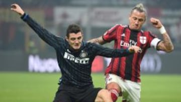 Kovacic y Mexes disputan un balón.