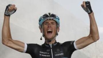 Andy Schleck se exhibe y Alberto Contador se hunde